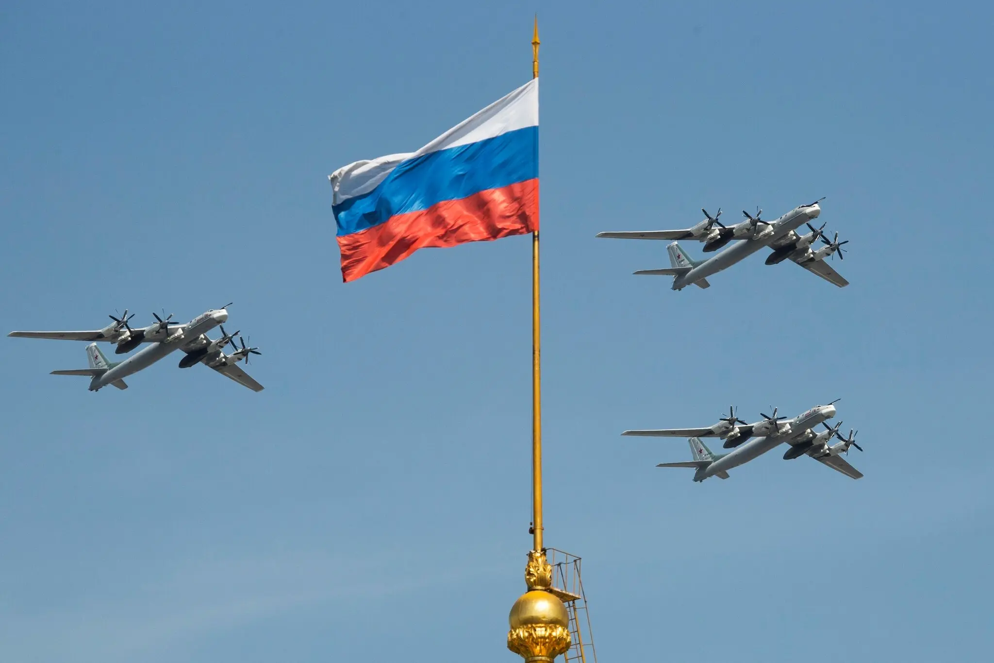 Російські дальні стратегічні бомбардувальники Ту-95, показані під час репетиції військового параду в Москві у 2018 році, були серед військових літаків, знищених атакою України.